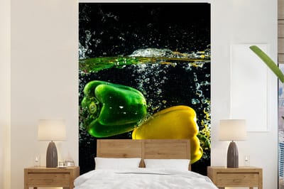 Behang - Fotobehang Paprika - Groente - Water - Zwart - Rood - Groen - Geel - Breedte 200 cm x hoogte 300 cm