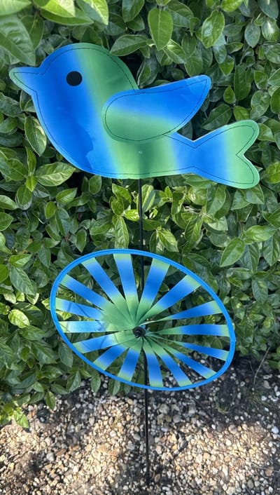 Windmolen met "Gekleurde Vogel" - meerkleurig + blauw/groen - nylon + kunststof steker- dia 28 cm x hoogte 83 cm - Tuinaccessoires - Tuinstekers