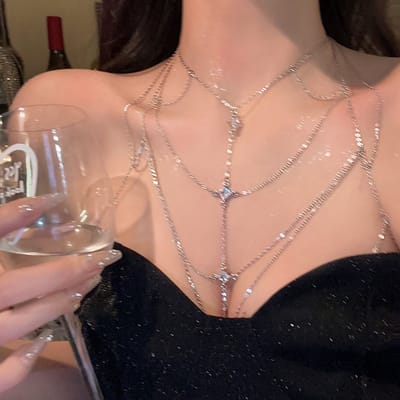 Daity Een ketting met kristallen strasssteentjes, een meerlaagse broche, een sexy dameshanger (zilver).