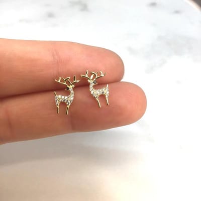Huitan Verfijnde Delicate Dieren Stud Oorbellen Vrouwelijk Schattige Meisjes Alledaagse Sieraden met Briljante Zirkonia Exquise Eland Accessoires beige