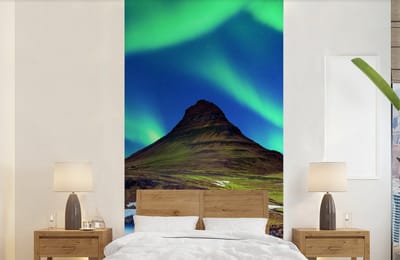 Behang - Fotobehang Noorderlicht - Sterrenhemel - IJsland - Berg - Groen - Waterval - Meer - Breedte 120 cm x hoogte 240 cm