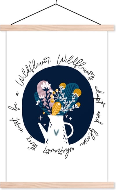 Posterhanger incl. Poster 40x60 cm - Schoolplaat - Spreuken - Quotes - Wildflowers adapt and bloom wherever they want, be a Wildflower - Textielposter - Blanke latten