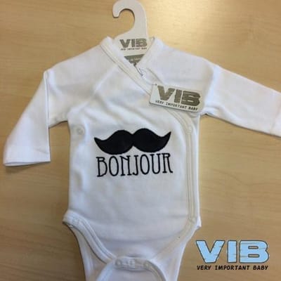 VIB® - Rompertje (overslag) Luxe Katoen - Bonjour Snor (Wit) - Babykleertjes - romper - rompertjes - rompertjes met tekst - baby cadeau - baby aankondiging - overslagromper