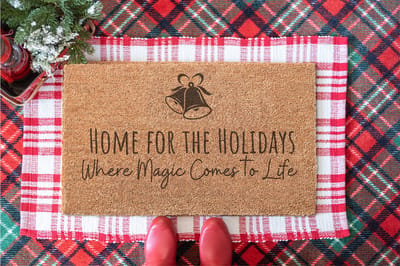 Home For The Holidays | 60x40 cm | Nieuwe huis cadeau | Ingangsmat | Deurmat met stijl | Verhuizing cadeau | Praktisch & trendy | Perfect voor binnenkomst | Cadeau voor nieuwe woning