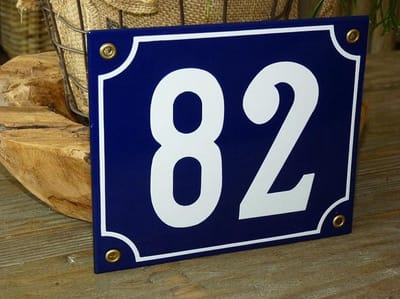 Emaille huisnummer 18x15 blauw/wit nr. 82