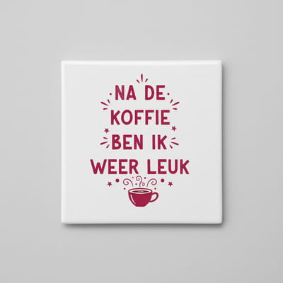 Grappige Koffie Quote Decoratie Tegel “Na de Koffie Ben Ik Weer Leuk” – Keuken & Koffieliefhebber Wanddecoratie – 15 x 15 cm Keramische Tegel
