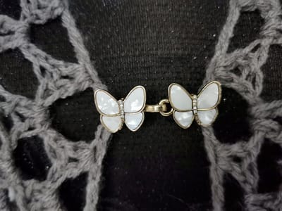Vestsluiting - clip met haakje - Elegante - parelmoer vlinder - voor - vest - sjaal - omslagdoek in kleur antiek goud look.