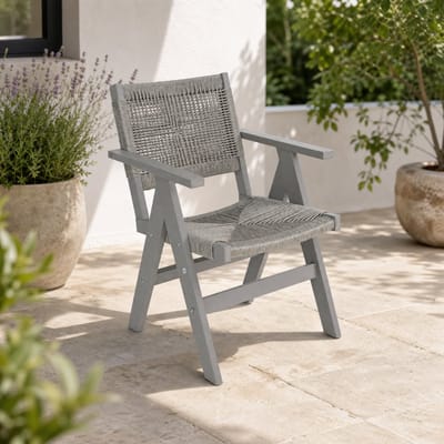 Tuin eetkamerstoel met gevlochten zitting - lichtgrijze HIPS kunststof houtlook diningstoel en terrasstoel met armleuningen, comfortabele tuinstoel voor eethoek, veranda, patio en outdoor dining, weerbestendig en onderhoudsarm, 58 x 63,5 x 85 cm