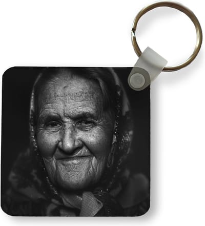 Sleutelhanger - Uitdeelcadeautjes - Close up van een oude Kaukasische vrouw haar verweerde gezicht met doek - Plastic