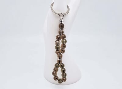 Handgemaakte Vis sleutelhanger van natuursteen " Rookkwarts" en metaal - diameter kralen 8mm - Aantal stenen21- Een mooi cadeau-idee en een bijzonder aandenken