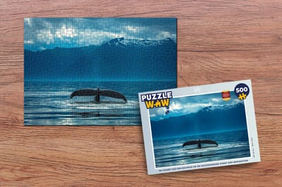 Puzzel De staart van een bultrug op de achtergrond staat een bergketen - Legpuzzel - Puzzel 500 stukjes