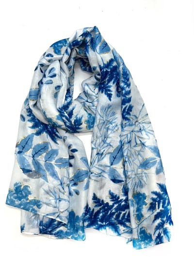 Lange dames sjaal Corine-bladerenmotief-blauw wit goud donkerblauw lichtblauw licht mystic saffier