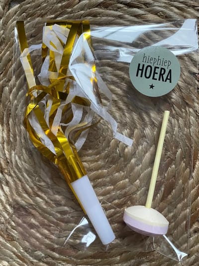 25 Uitdeelzakjes / Traktatie Uitdeelzakjes / Traktatie zakjes + 25 Stickers Hiep Hiep Hoera - Groen - Vintage | School traktaties - Cellofaan zakjes - Transparant - Uitdelen | Peuterspeelzaal - Kinderopvang - Bedrijf | DH collection