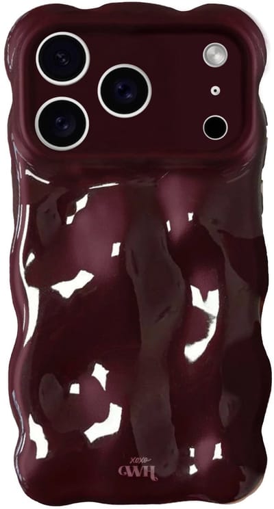 xoxo Wildhearts Bubbly case Burgundy telefoonhoesje - Geschikt voor iPhone 17 Pro Max - Rood hoesje met bobbeltjes - Krullende golfvorm - Wolken hoesje - schokbestendig - Telefoonhoesje met camerabumper - Donkerrood