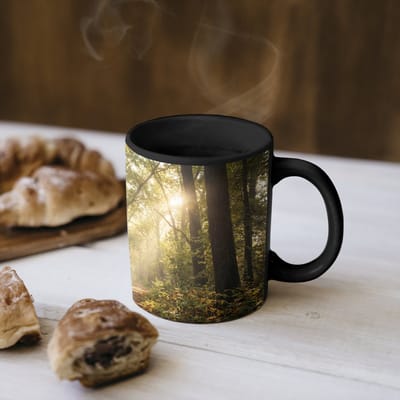 Magische Mok - Foto op Warmte Mokken - Koffiemok - Zonlicht - Bospad - Bomen - Magic Mok - Beker - 350 ML - Theemok