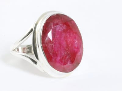 Ovale zilveren ring met robijn - maat 16.5
