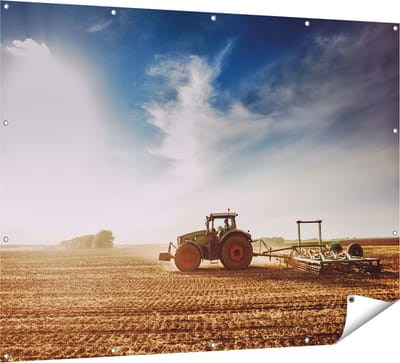 Gards Tuinposter Tractor op het Veld - Trekker - 160x120 cm - Tuindoek - Tuindecoratie - Wanddecoratie buiten - Tuinschilderij