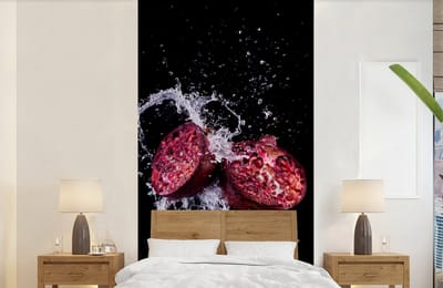 Behang - Fotobehang Granaatappel - Fruit - Water - Zwart - Paars - Breedte 120 cm x hoogte 240 cm