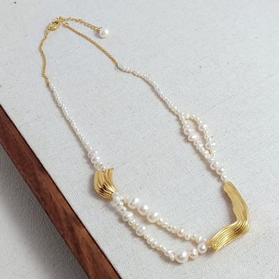 Kralenketting van Zoetwaterparels met Gouden Bedels