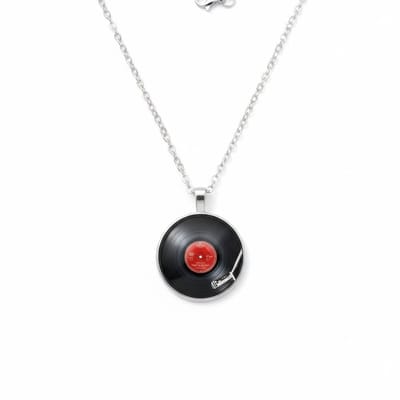 Zilverkleurige ketting voor heren en dames met platte vinylplaat hanger – muziekstijl ketting met retro platenspeler design