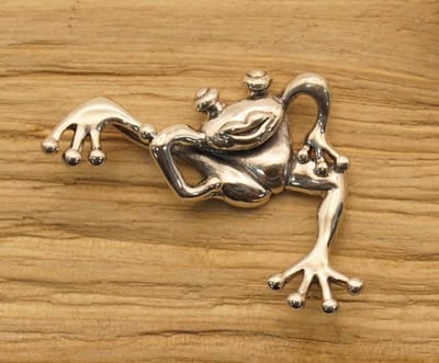 Zilveren hanger kikker - sterling zilveren hanger van springende kikker - leuke kikker hangertje van 925 zilver - grappige dieren hangertjes voor aan ketting - bedeltje voor ketting van een kikkertje - dieren hangers van zilver