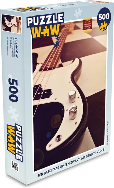 Puzzel Een basgitaar op een zwart-wit geruite vloer - Legpuzzel - Puzzel 500 stukjes