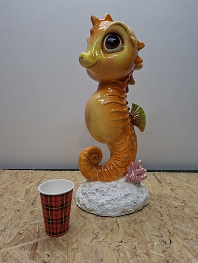 XXL Sierlijk Zeepaardje Beeld – Oceaan Decoratie – 47 cm Hoog – Oranje/Geel