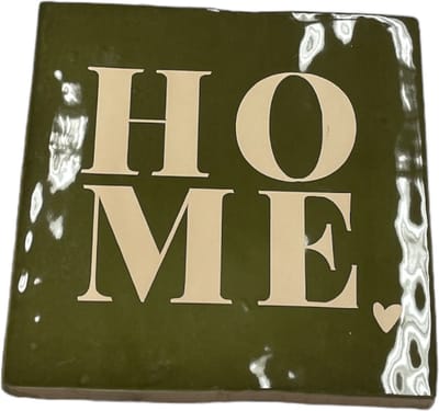 Hippe tegeltje met tekst: Home | Olijfgroen met beige | Gepersonaliseerde cadeau | Hippe Spreuktegel | Nieuwe woning cadeau | Housewarming cadeau