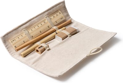 Schrijfset met liniaal van bamboe, potlood van papier, pen van karton, houten puntenslijper en een gum. Verpakt in etui van jute en katoen.