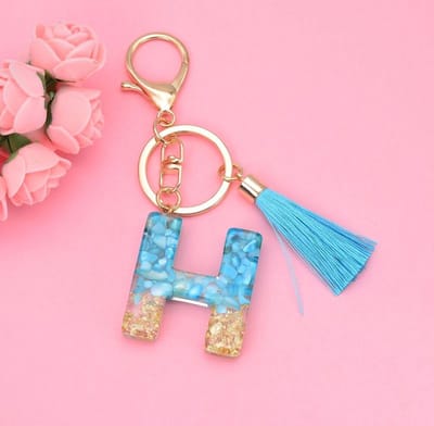 Letter Sleutelhanger A-Z – Luxe Initialen Sleutelhanger met Pompon & Kwastje – Tashanger voor Dames & Meisjes – Accessoire voor Sleutelbos, Handtas, Rugzak & Autosleutel – Persoonlijk Cadeau voor Vrouw, Moeder, Dochter & Vriendin