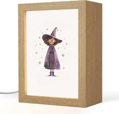 Nachtlampje 15x20 cm - Kinder lampje - Heks - Paars - Sterren - Heksenhoed - Tafellamp kinderkamer - Slaapkamer lamp - Bedlamp kinderen - Kinderlampje stopcontact - Wandlamp babykamer - Nachtlampjes