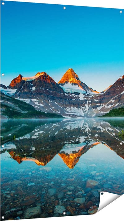 Gards Tuinposter Berg Assiniboine bij het Meer in Canada - 100x150 cm - Tuindoek - Tuindecoratie - Wanddecoratie buiten - Tuinschilderij