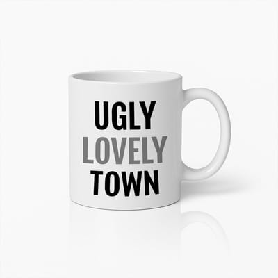 Ugly Lovely Town Mok 330ml – Unieke Quote Koffiebeker – Grappig Cadeau voor Vrienden & Collega’s