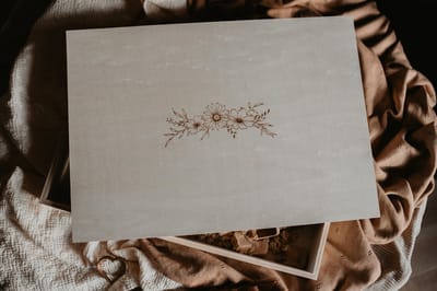 BolleToet houten speelbak voor kinetisch zand / klei - gepersonaliseerd - houten bak met deksel met bloemen