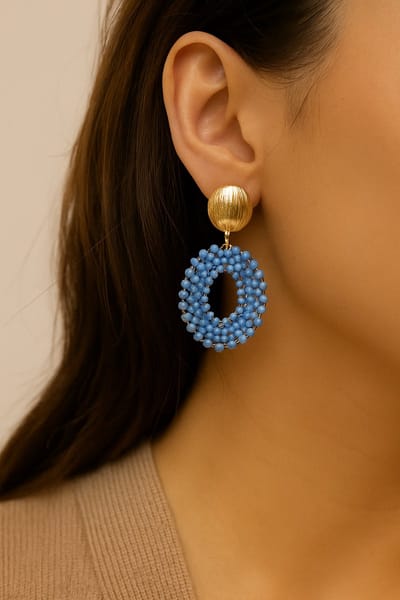 Goudkleurige oorhangers oorbellen voor dames – ovale hanger met glanzende kralen in blauw