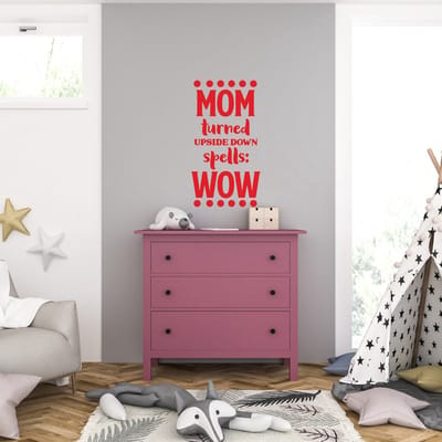 Muursticker - Mom Turned Upside Down Spells Wow - 46,4 x 84,8 - Rood