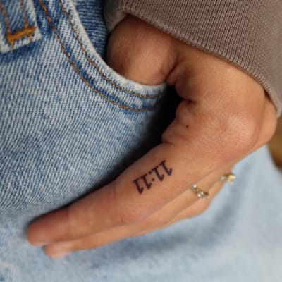 Tijdelijke tattoo 11:11 | Neptattoo volwassenen | Tijdelijke tattoo voor volwassenen | Temporary tattoo | Plaktattoos voor volwassenen | Neptattoos | Probeer zorgeloos een tattoo | tattforaweek