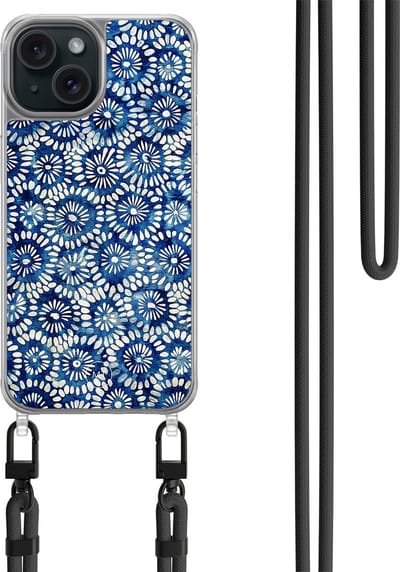 Hoesje met koord geschikt voor iPhone 15 - Azure daisies - Inclusief zwart koord - Crossbody beschermhoes - Transparant, Blauw - Mooie Telefoonhoesjes