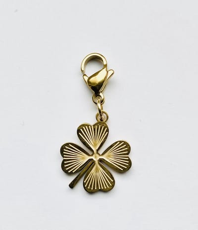 luxe bedel klaver goud - charm clover - stainless steel - waterproof - klavertje vier - karbijnhaak - luxe cadeau