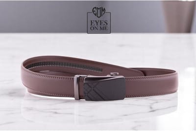 Bruine 150 cm lange lederen riem zonder gaatjes met automatische gesp voor heren met een maatje meer ( Model L048 )