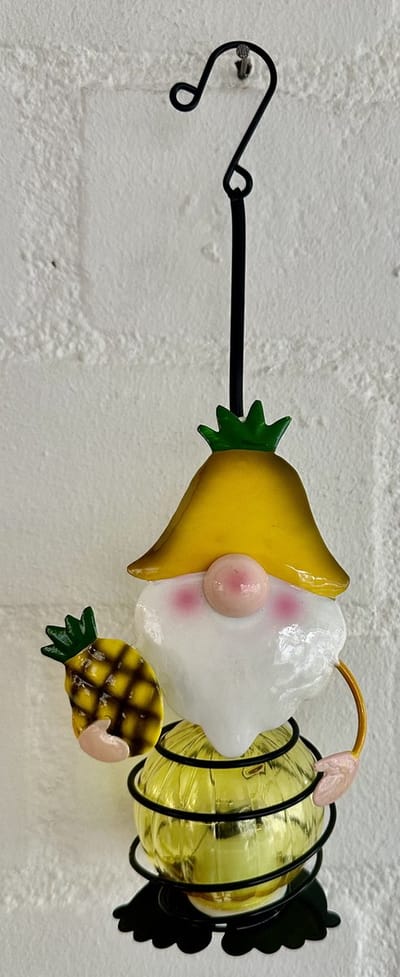 Metaal hangende solarlamp "Kabouter met ananas pakje" - meerkleurig - met LED - Hangend en staand model - met metalen ophanghaakje - hoogte 26 x 11 x 2 cm - Tuindecoratie - Tuinverlichting