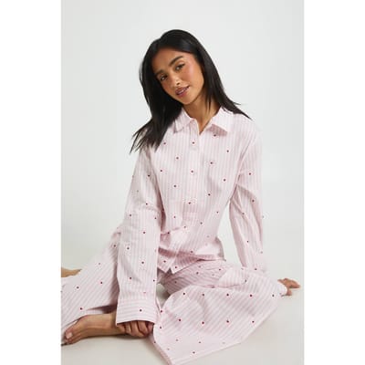 boohoo Dames Petite Katoenen Popeline Krijtstreep Hartjesprint Pyjama Set Met Shirt Met Lange Mouwen & Broek | Light Pink | Maat: 6