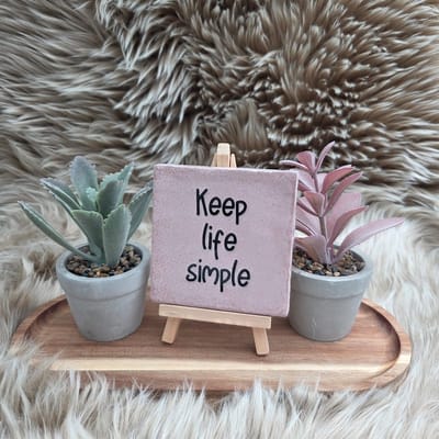 Robuust wenstegeltje “Keep Life Simple” – Keramiek 10x10 cm – Minimalistische Wanddecoratie & Cadeau – minimalistische quote tegel – keramiek tegeltje – kleine tegel spreuk – interieur styling minimalistisch – cadeau tegel lifestyle