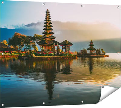 Gards Tuinposter Pura Tempel in Bali op het Meer Beratan - 120x90 cm - Tuindoek - Tuindecoratie - Wanddecoratie buiten - Tuinschilderij