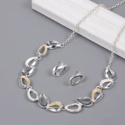 Set - Ketting met oorbellen - Gebogen vorm - Kleur - roomwit - grijs - L 42 cm + 7 cm verlengkettinkje - Oor stekkers. Past bij elke outfit.