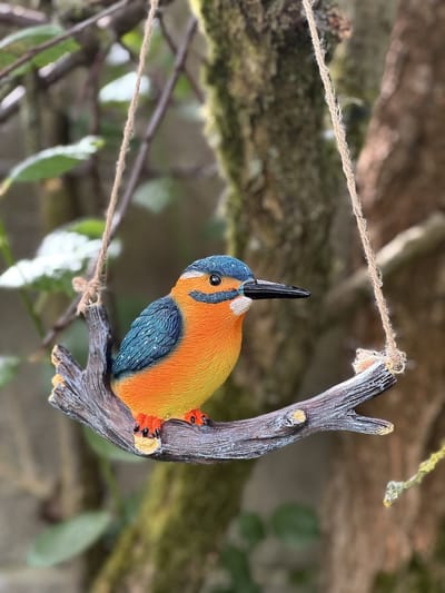 Ijsvogel op tak hangend 24 cm hoog - polyester - polyresin - polystone - hoogkwalitatieve kunststof - decoratiefiguur - interieur - accessoire - voor binnen - voor buiten - cadeau - geschenk - Kerst - Nieuwjaar - tuinbeeld