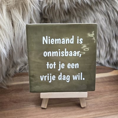 Robuust wenstegeltje – “Niemand is onmisbaar, tot je een vrije dag wil.” – Trendy nu – Wanddecoratie – Cadeau voor Collega, Baas of voor zomaar – Zomaar – Decoratief Tegeltje met Standaard – Stijlvol en Persoonlijk Woonaccessoire