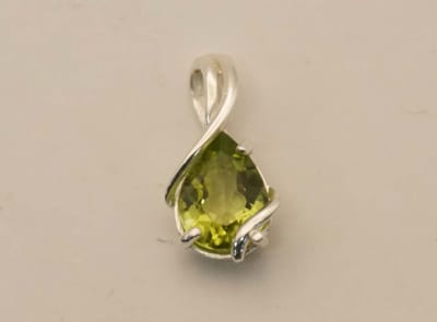 Sterling zilveren hanger druppel met groen peridoot steen - leuke vrouwelijke hangertje gemaakt van 925 zilver - prachtige zilveren hanger met peridoot steen in druppel - zilveren bedel met een groen voor aan ketting