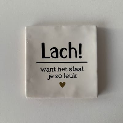 Lach, want het staat je zo leuk (Wit tegeltje) - Spreuktegel - Tegeltje met tekst - Tegeltje met spreuk - Cadeautje - Origineel cadeau