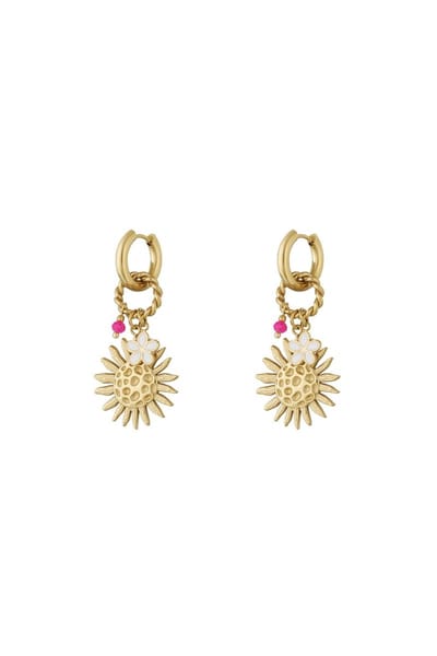Goudkleurige Boho Hangoorbellen - Dames - Met Bloem en Zon Bedel - Fuchsia & Wit Accent - Zomerse Sieraden - Cadeau voor Haar